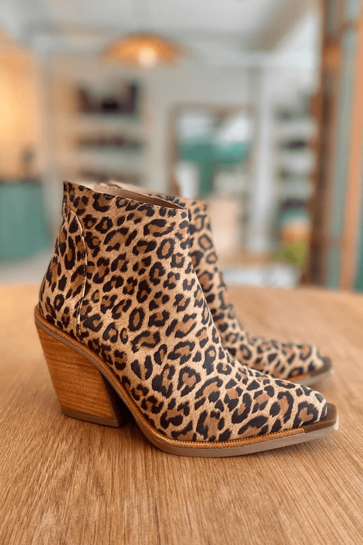 POINTED TOE COWBOY BOOT