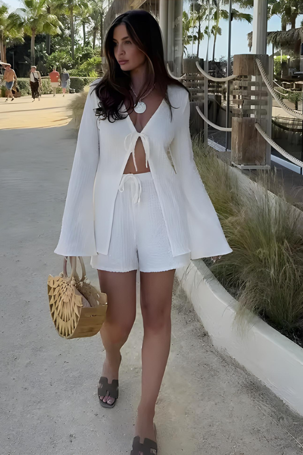 Bellamy Ensemble : Chemisier à manches évasées et Short assorti pour un look élégant et tendance